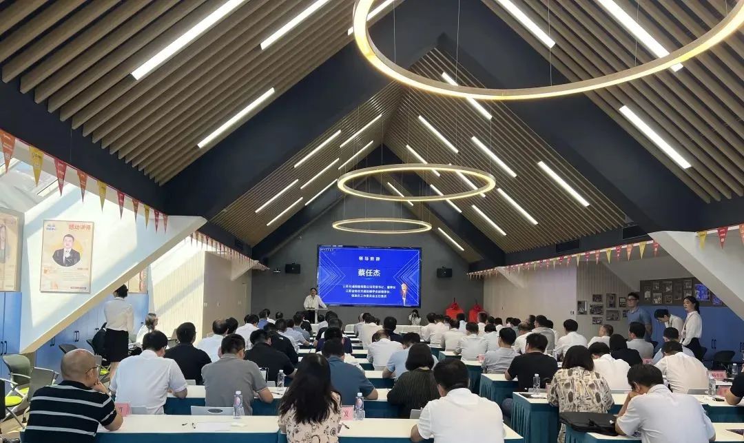 “大數(shù)據(jù)與數(shù)字經(jīng)濟發(fā)展”專題講座暨授牌儀式成功舉辦